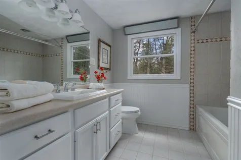 16 Woodland Drive Londonderry NH 03053