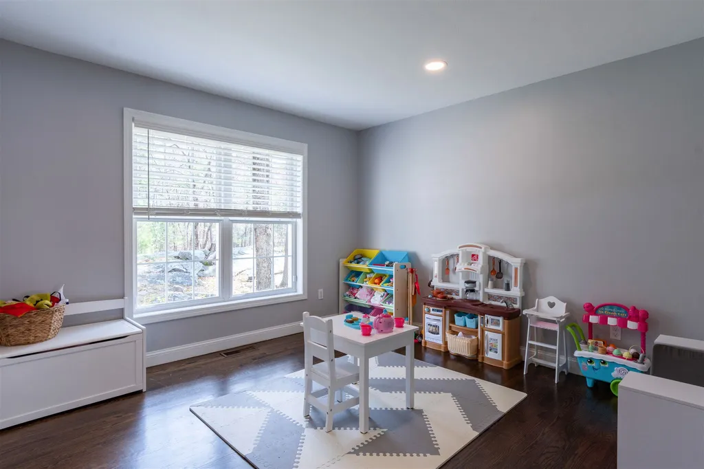 54 Windsor Boulevard Londonderry NH 03053
