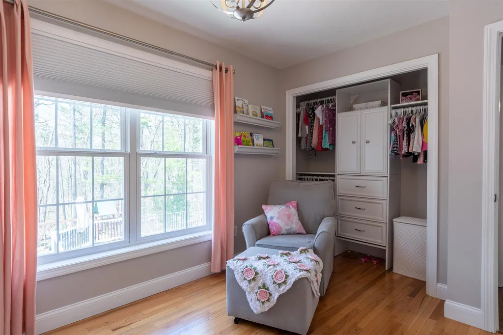 54 Windsor Boulevard Londonderry NH 03053