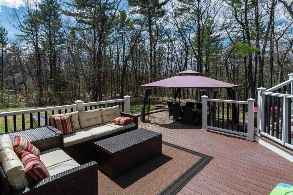 54 Windsor Boulevard Londonderry NH 03053