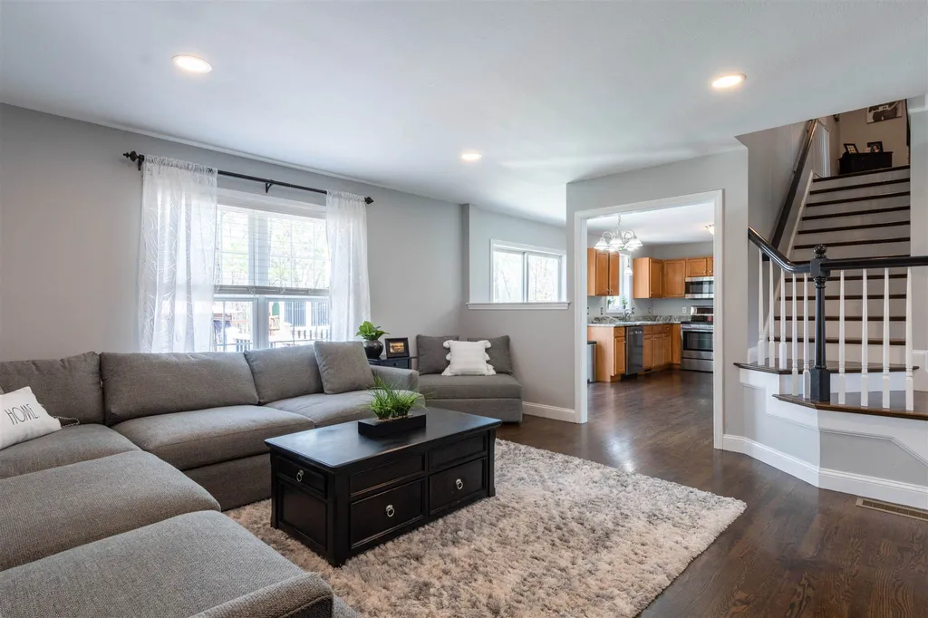 54 Windsor Boulevard Londonderry NH 03053