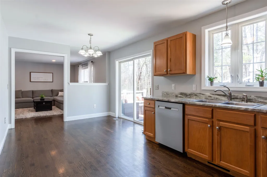 54 Windsor Boulevard Londonderry NH 03053