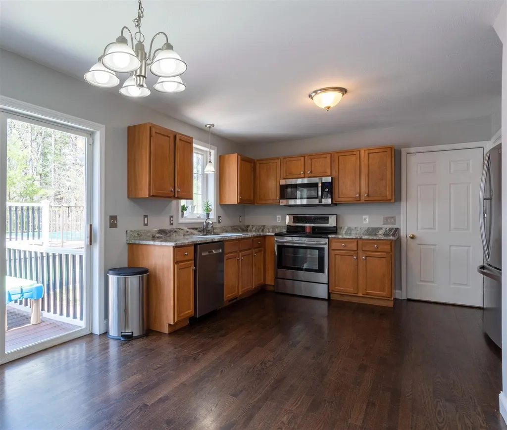 54 Windsor Boulevard Londonderry NH 03053
