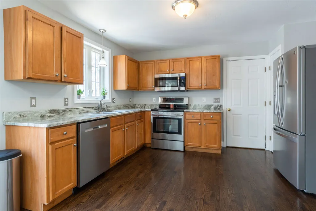 54 Windsor Boulevard Londonderry NH 03053