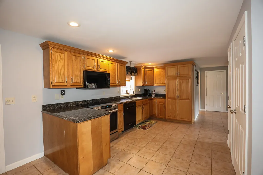 12 Buckthorn Street Londonderry NH 03053