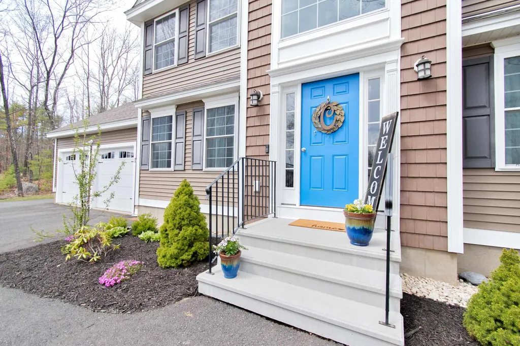 12 Ledgewood Drive Auburn NH 03032