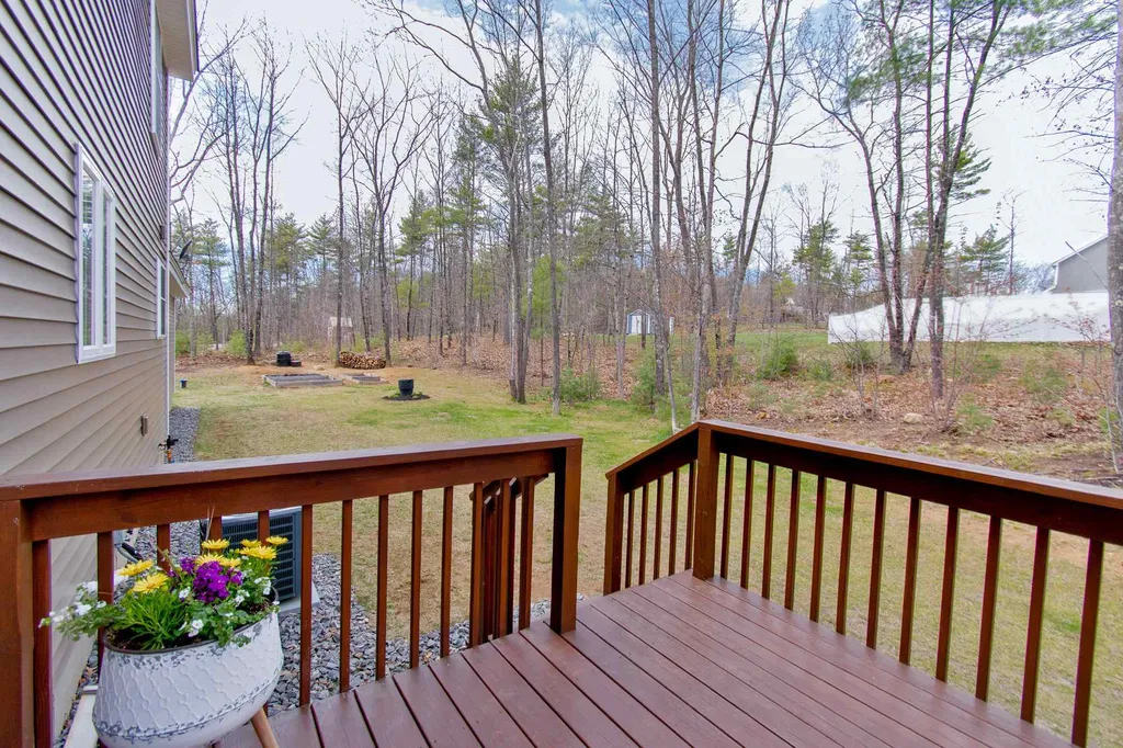 12 Ledgewood Drive Auburn NH 03032