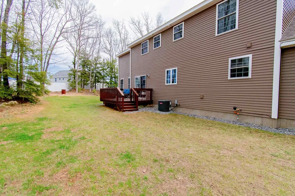 12 Ledgewood Drive Auburn NH 03032