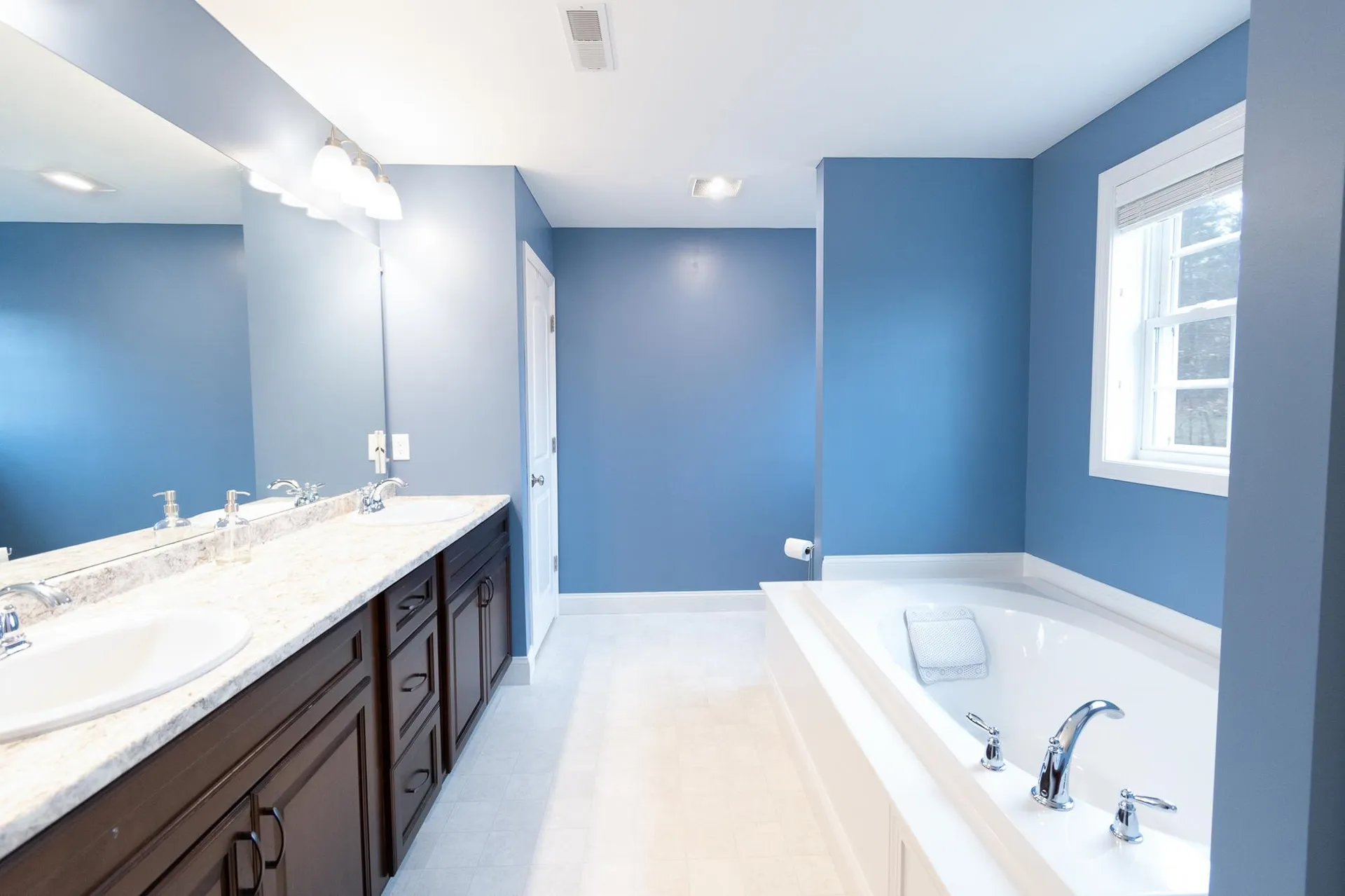12 Ledgewood Drive Auburn NH 03032