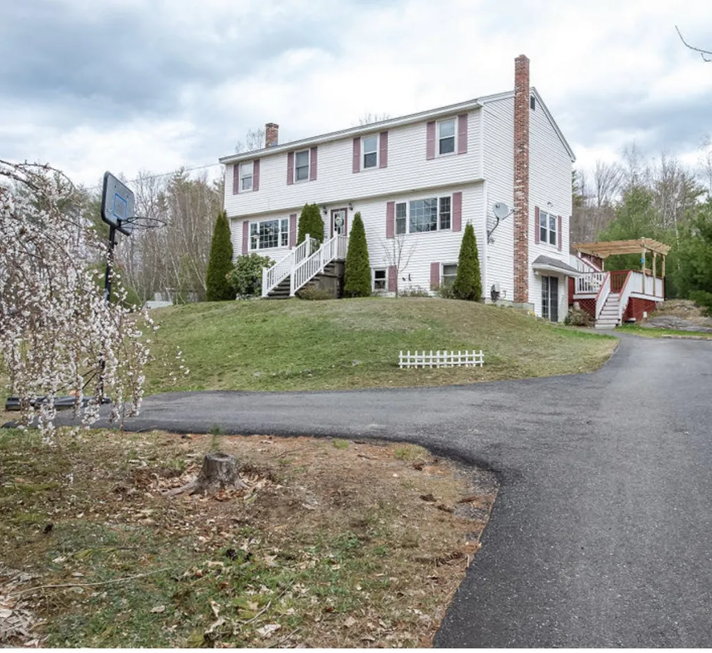 9 Colonial Drive Raymond NH 03077