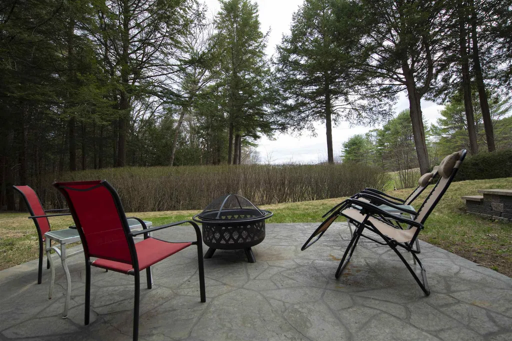 824 Hard Road Hartford VT 05059