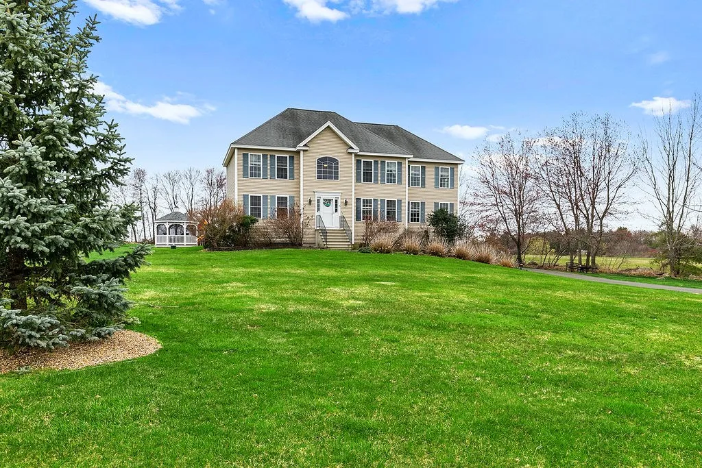 40 Susan Drive Pelham NH 03076