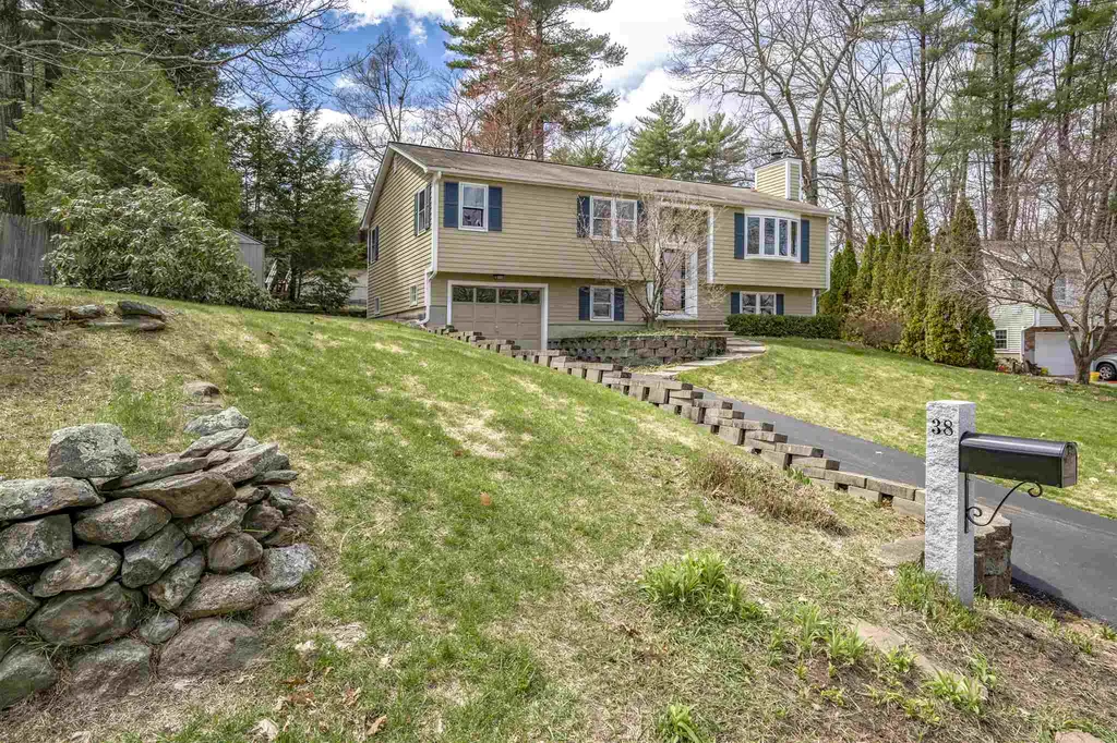 38 Nightingale Road Nashua NH 03062