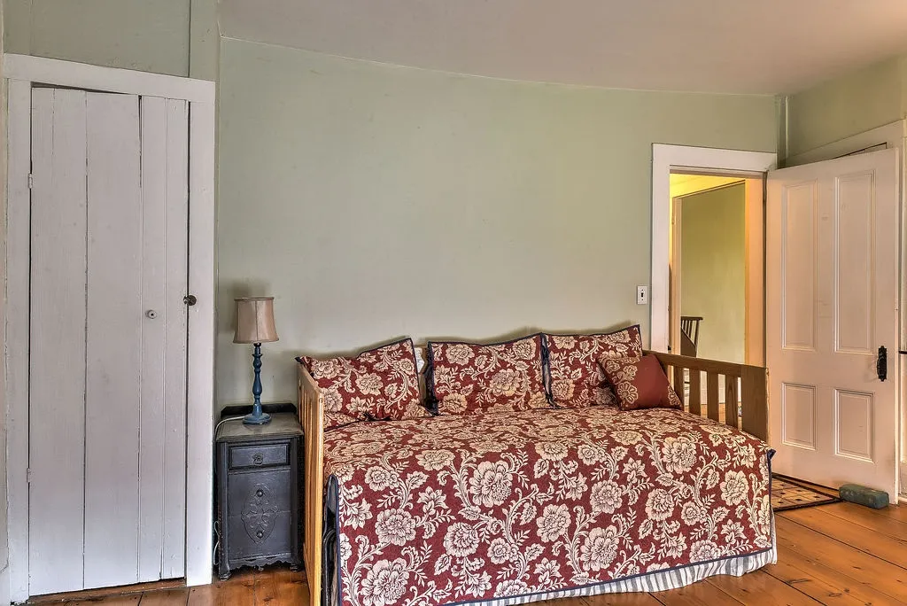 80 Houghton Ledge Road Roxbury NH 03431