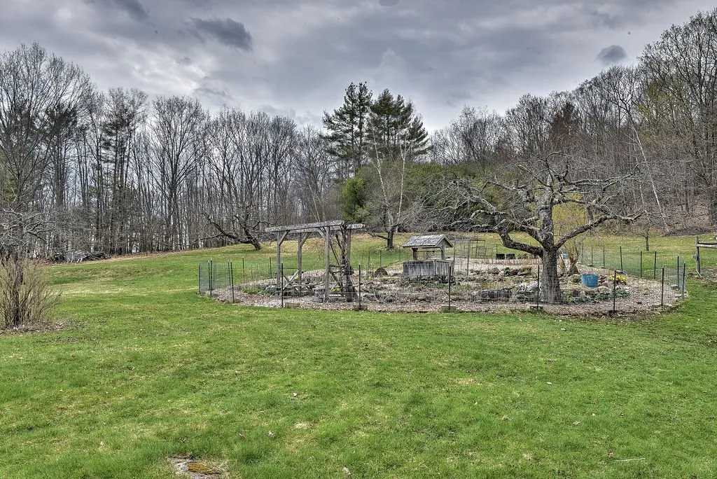 80 Houghton Ledge Road Roxbury NH 03431