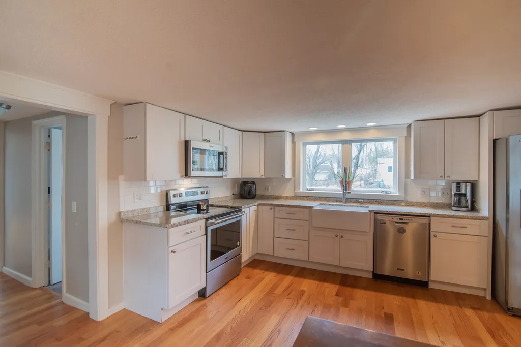 5 Ash Street Londonderry NH 03053