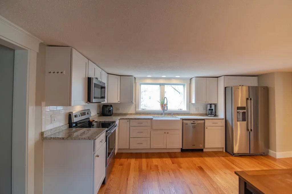 5 Ash Street Londonderry NH 03053