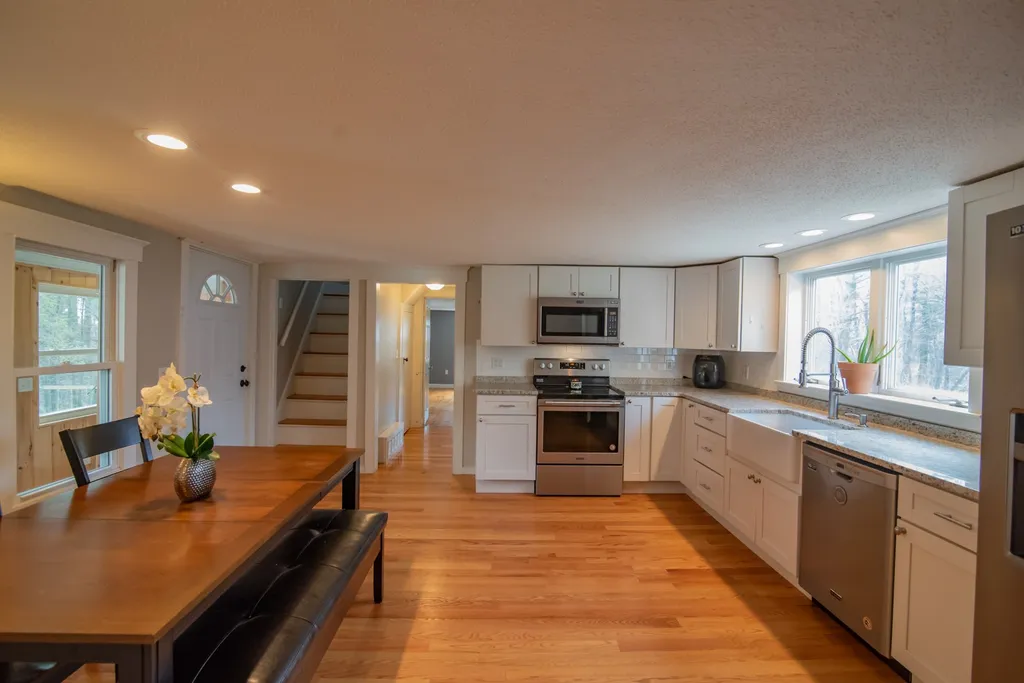 5 Ash Street Londonderry NH 03053