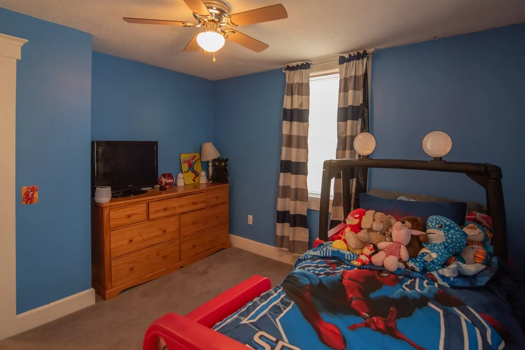5 Ash Street Londonderry NH 03053