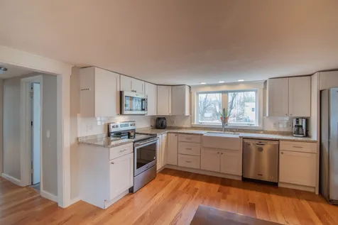 5 Ash Street Londonderry NH 03053