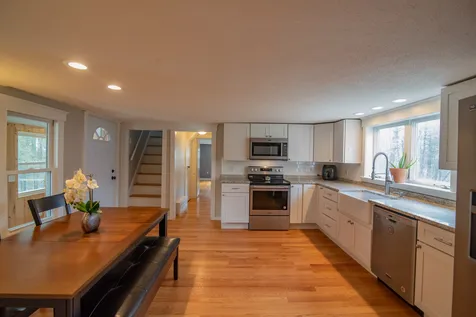 5 Ash Street Londonderry NH 03053