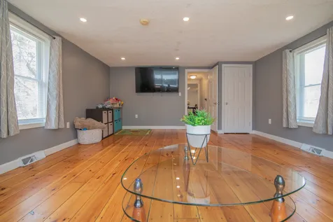 5 Ash Street Londonderry NH 03053