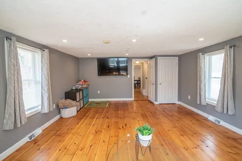 5 Ash Street Londonderry NH 03053