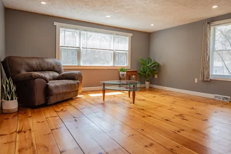 5 Ash Street Londonderry NH 03053