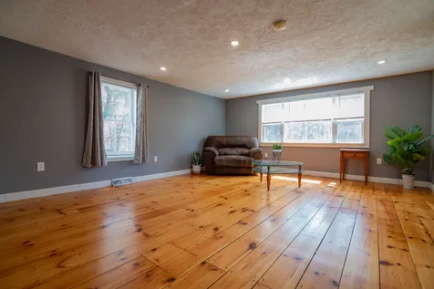 5 Ash Street Londonderry NH 03053