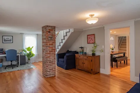 5 Ash Street Londonderry NH 03053