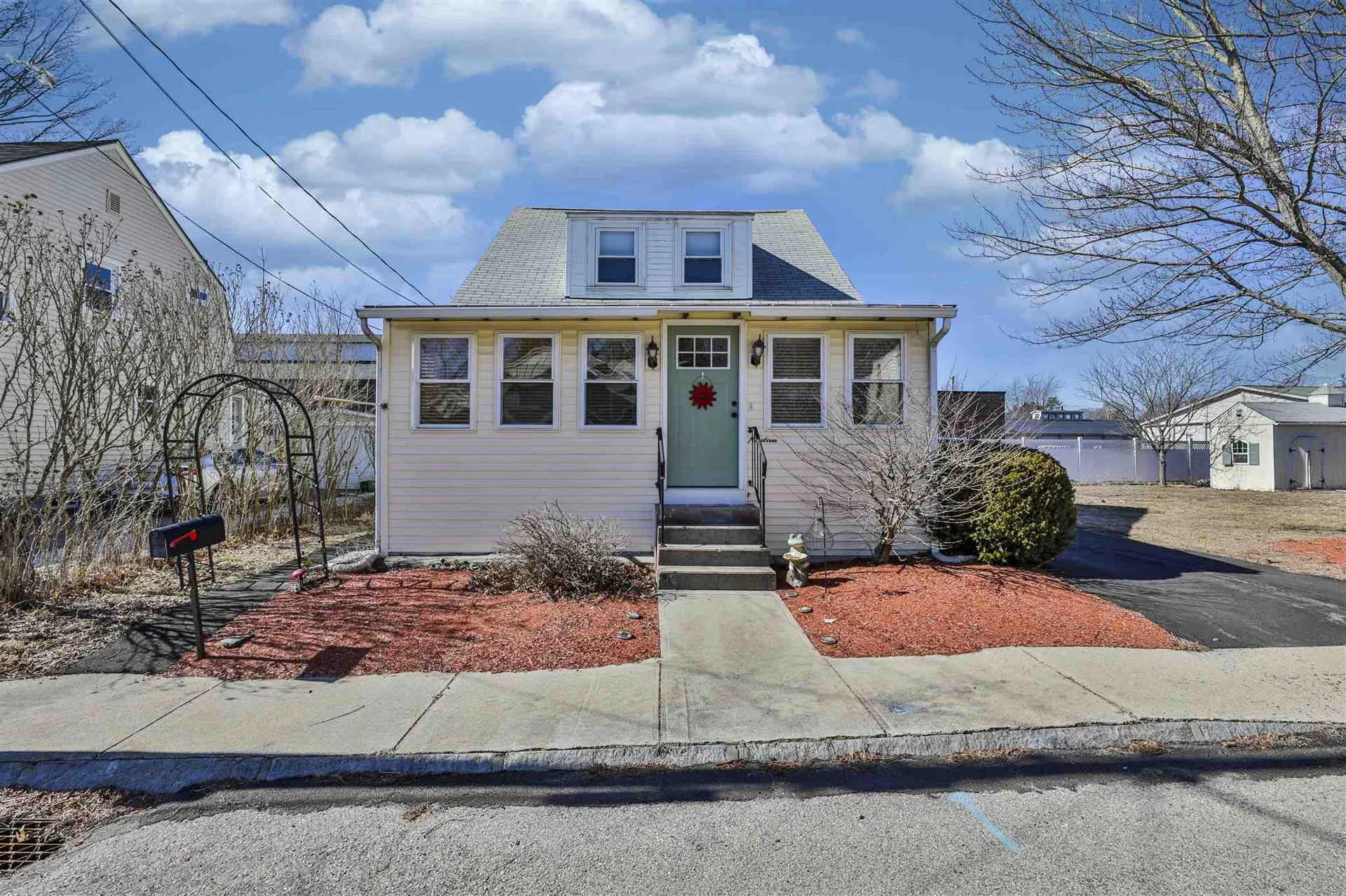 19 Chautauqua Avenue Nashua NH 03064-2004