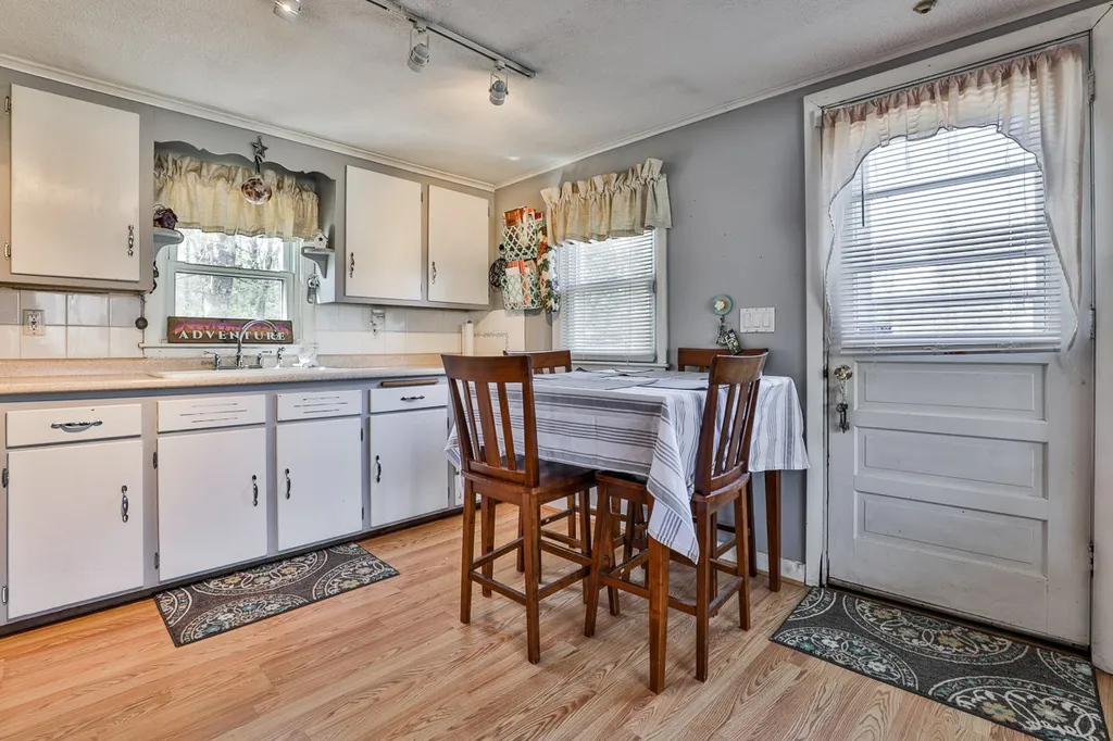 378 Chester Road Auburn NH 03032
