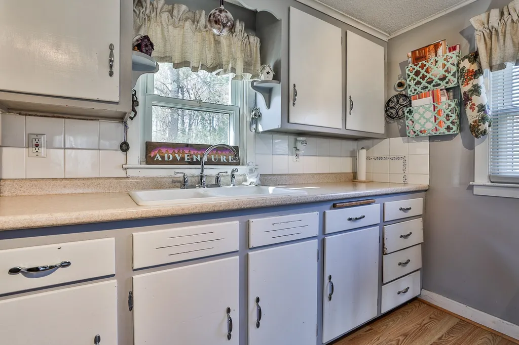 378 Chester Road Auburn NH 03032