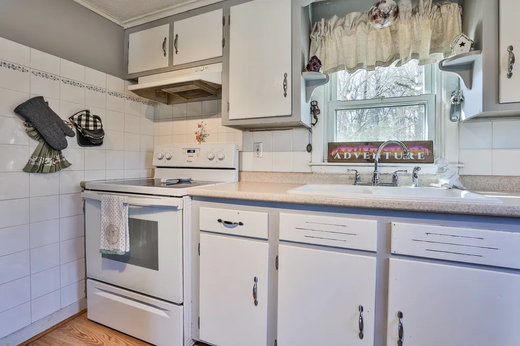 378 Chester Road Auburn NH 03032