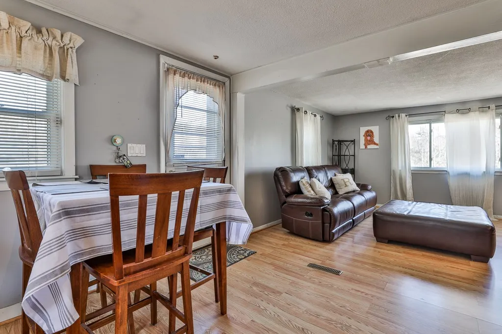 378 Chester Road Auburn NH 03032