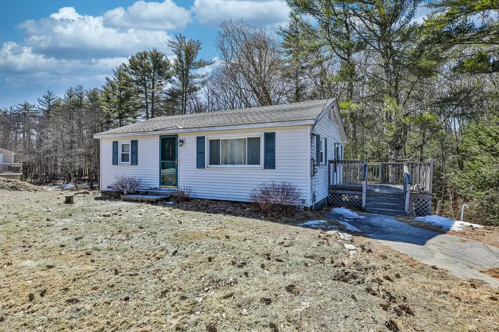 378 Chester Road Auburn NH 03032