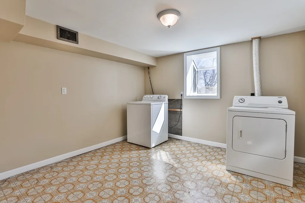 378 Chester Road Auburn NH 03032