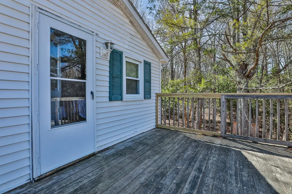378 Chester Road Auburn NH 03032