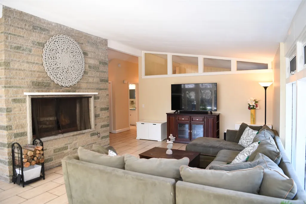121 Crestview Road Manchester NH 03104
