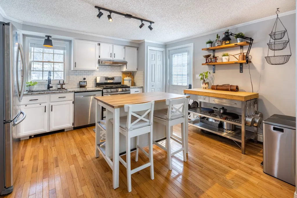 141 Dawn Drive Hartford VT 05001-9056
