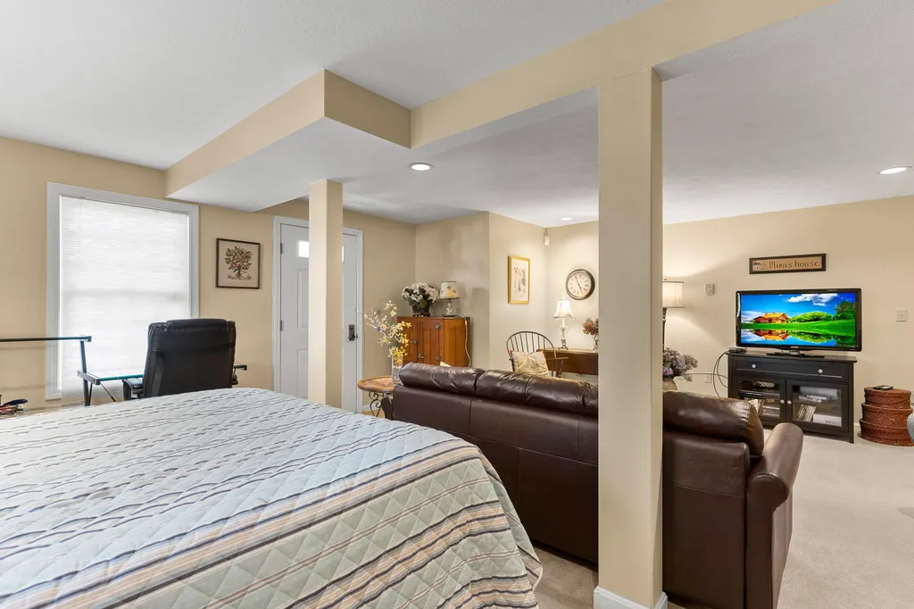 7 Ipswich Circle Nashua NH 03063