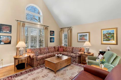 7 Ipswich Circle Nashua NH 03063