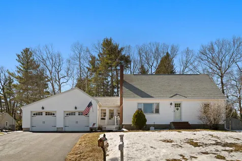 10 Ridgeview Avenue Salem NH 03079