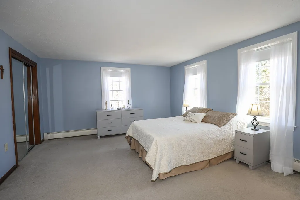 15 Davis Drive Londonderry NH 03053