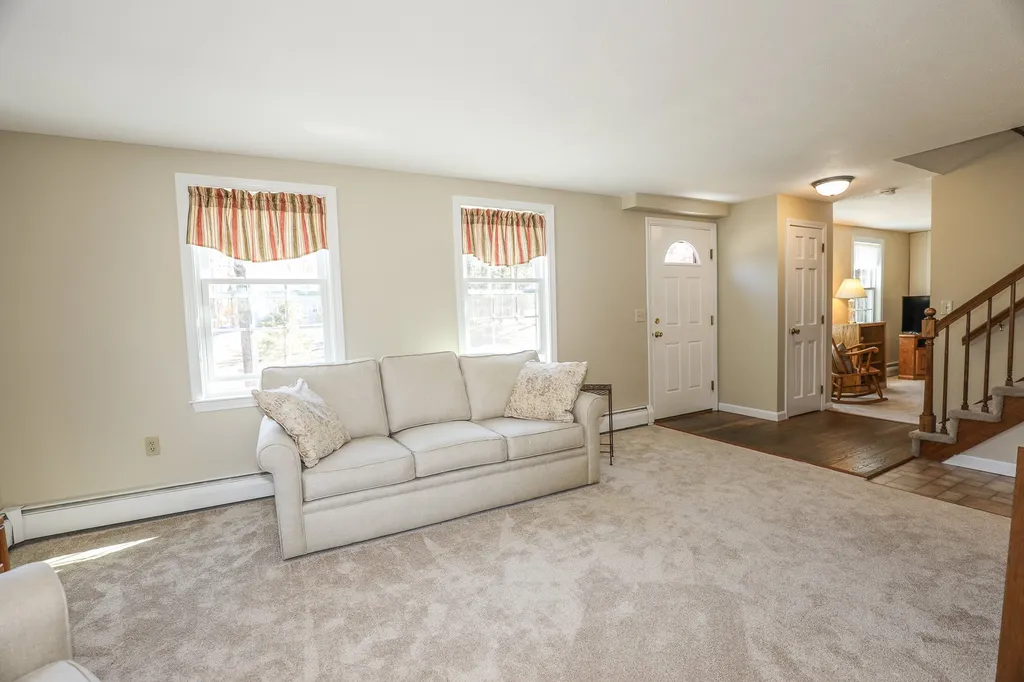 15 Davis Drive Londonderry NH 03053
