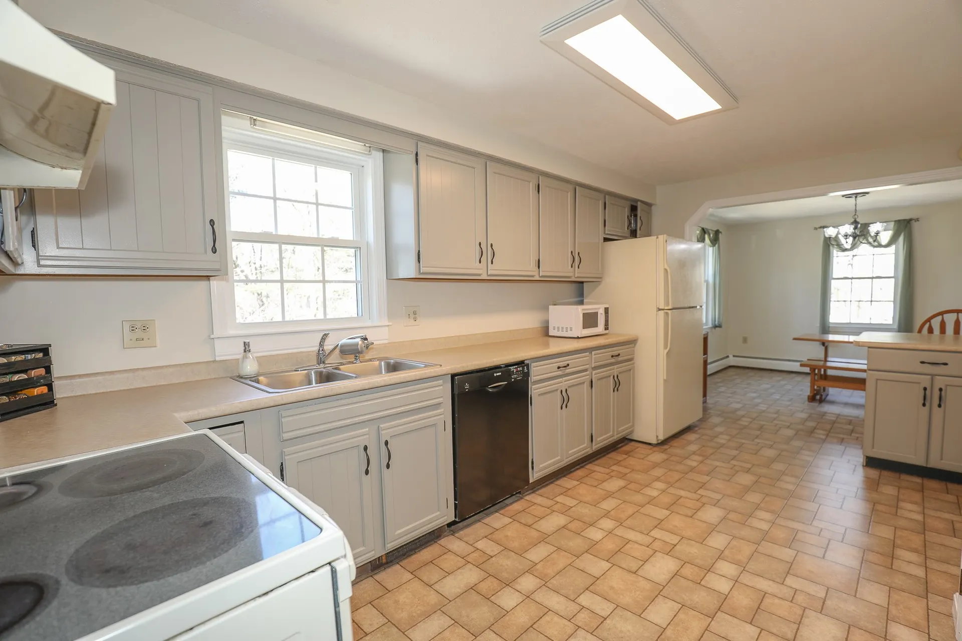 15 Davis Drive Londonderry NH 03053