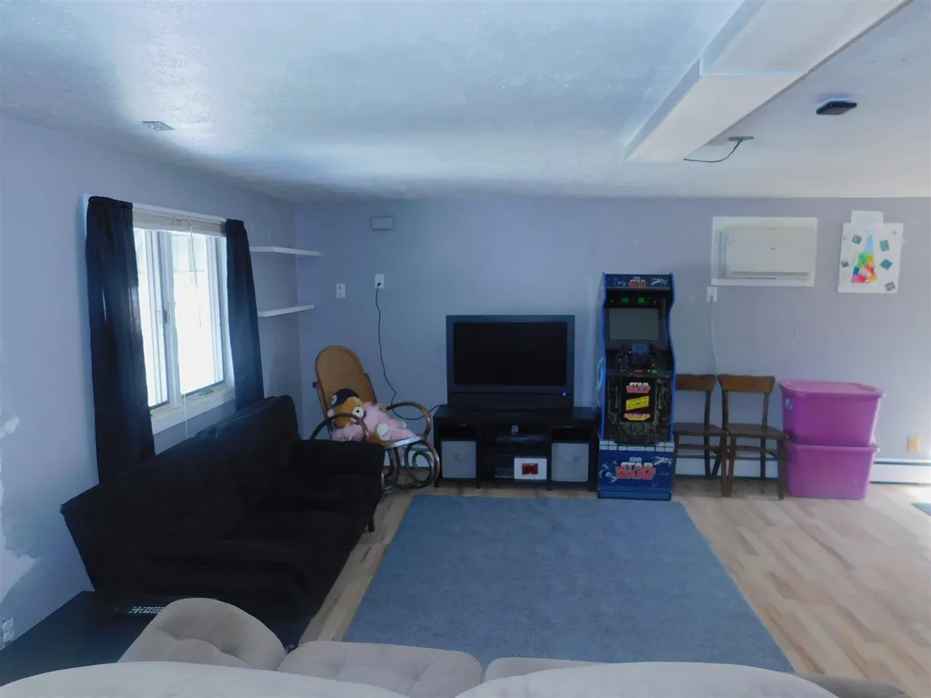 1 Reggie Avenue Hooksett NH 03106-1048