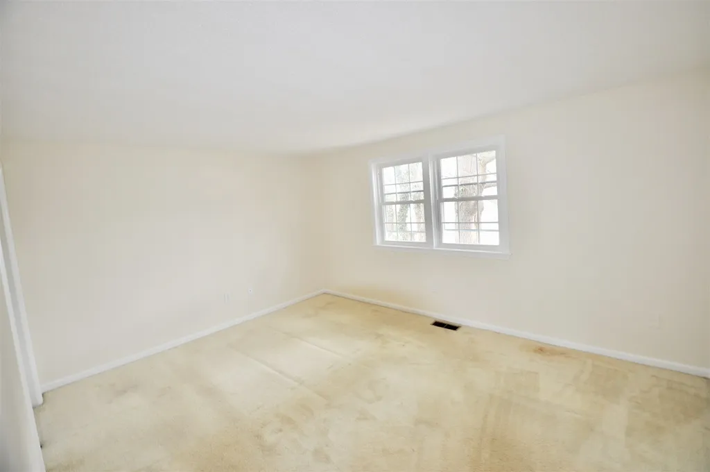 33 Brinton Drive Nashua NH 03064