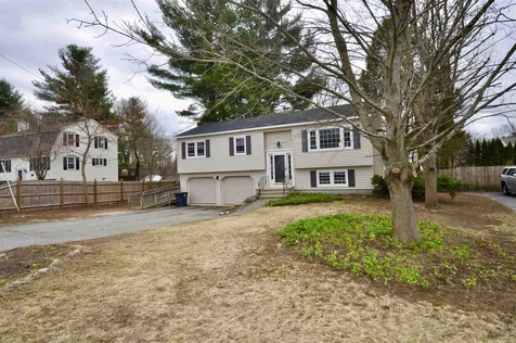 33 Brinton Drive Nashua NH 03064
