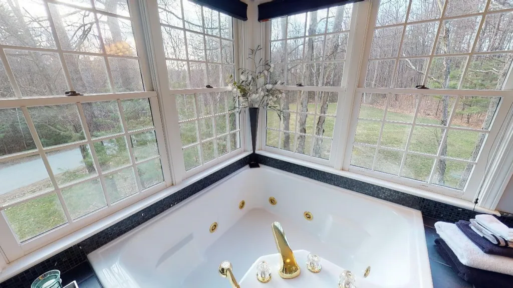 10 Lancaster Lane Bedford NH 03110